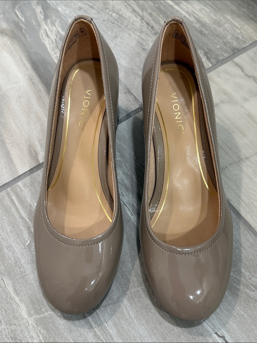 These are the Vionic Carmel pumps in taupe patent leather